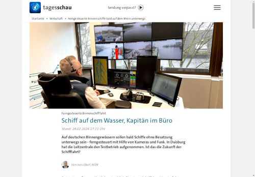 Vorschaubild Schiff auf dem Wasser, Kapitän im Büro
